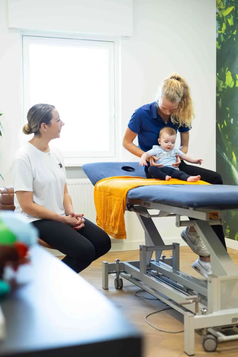 Osteopaat behandelt een baby terwijl de moeder toekijkt in een lichte behandelkamer.